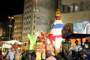 Galo ao Contrário aquece foliões no Centro do Recife