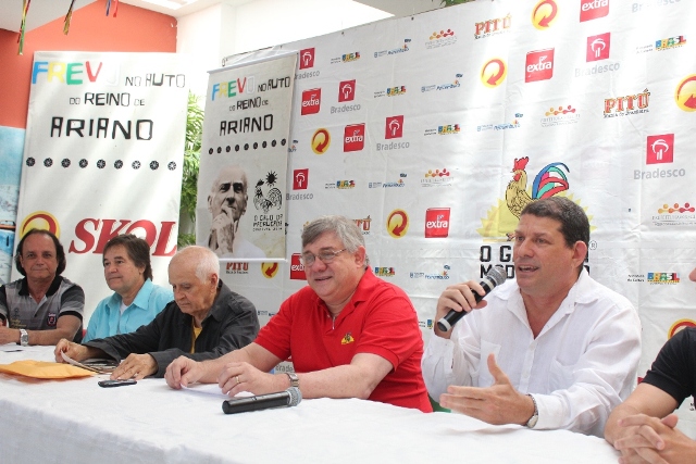 Galo da Madrugada exalta Ariano Suassuna no desfile de 2014