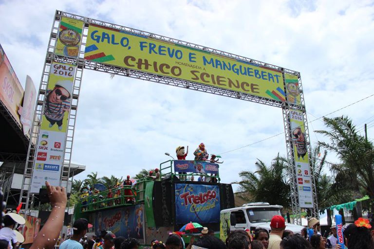 Palhaço Chocolate comandou trio elétrico no Pinto da Madrugada