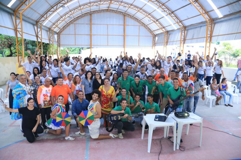 Galo da Madrugada visita escolas para difundir o frevo