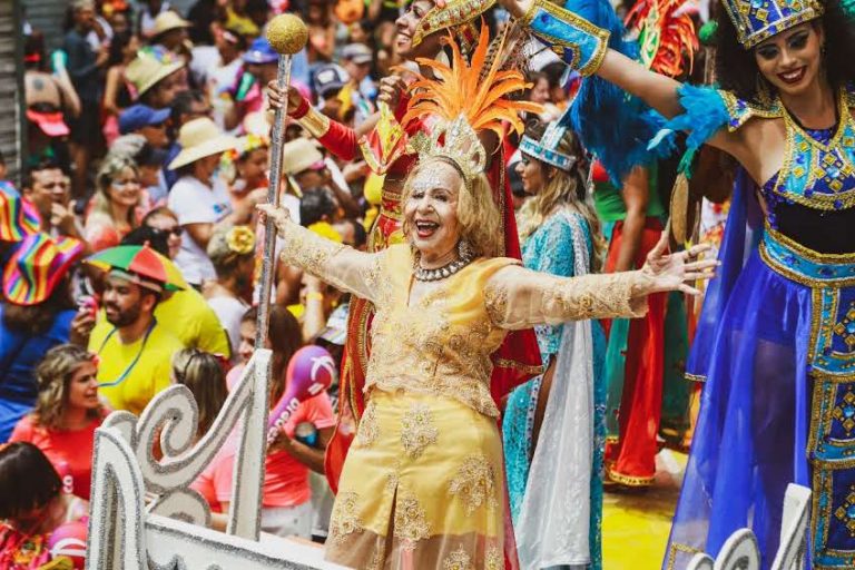 Galo da Madrugada arrasta mais de dois milhões de pessoas ao seu 42º desfile