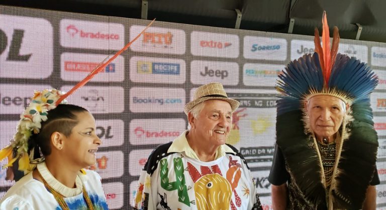 Mestre J. Borges assina a camisa oficial do Galo da Madrugada no 43° desfile da agremiação: “Xilogravuras no Cordel do Frevo”