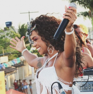 RITMOS PERNAMBUCANOS COMO PRINCIPAL ESTANDARTE: BANDA LUARÁ AGITA, DESDE A DÉCADA DE 90, O GALO DA MADRUGADA