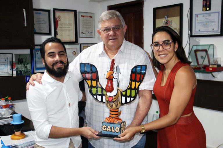 ARTE SUSTENTÁVEL: ARTISTA PLÁSTICO PRESENTEIA GALO COM OBRAS CONFECIONADAS A PARTIR DE RESÍDUOS SÓLIDOS