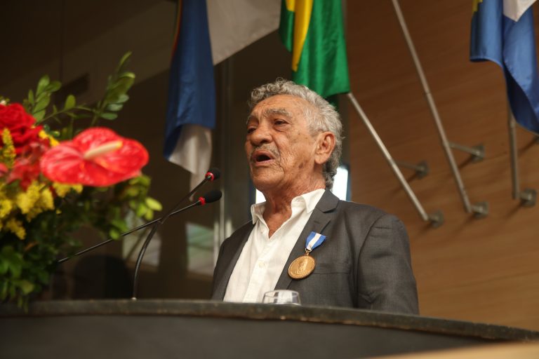 PORTA-ESTANDARTE DO GALO RECEBE MEDALHA NA CÂMARA MUNICIPAL DO RECIFE