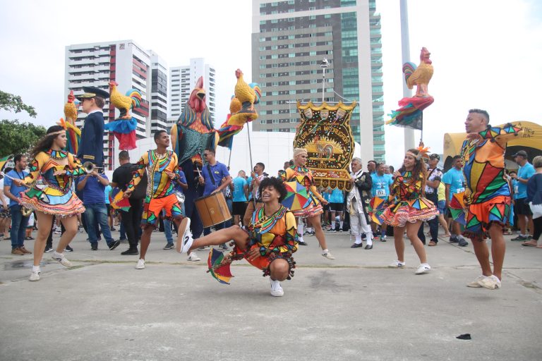GALO DA MADRUGADA ANIMA CORRIDA NO PARQUE DONA LINDU