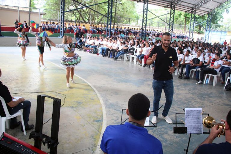 GALO LEVA CONHECIMENTOS SOBRE O FREVO A ESCOLAS DA REDE ESTADUAL NO RECIFE