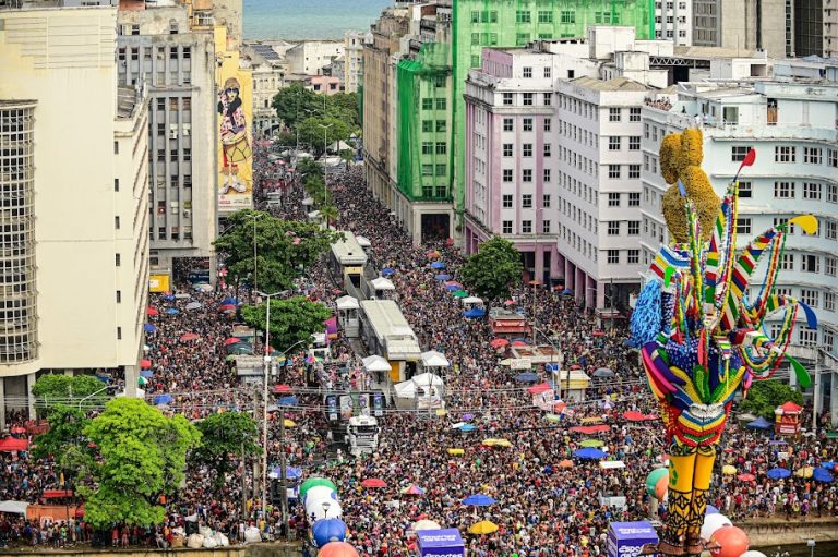 GALO DA MADRUGADA MANTÉM GRANDIOSIDADE E REÚNE MAIS DE 2 MI PELO CENTRO DO RECIFE