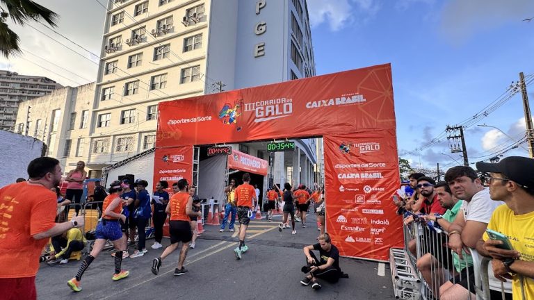 CORRIDA DO GALO MANTÉM TRADIÇÃO E REÚNE MULTIDÃO NO CENTRO DO RECIFE
